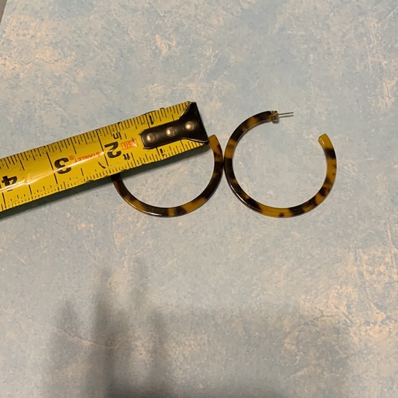 Tortoise shell hoop earrings - Picture 3 of 3